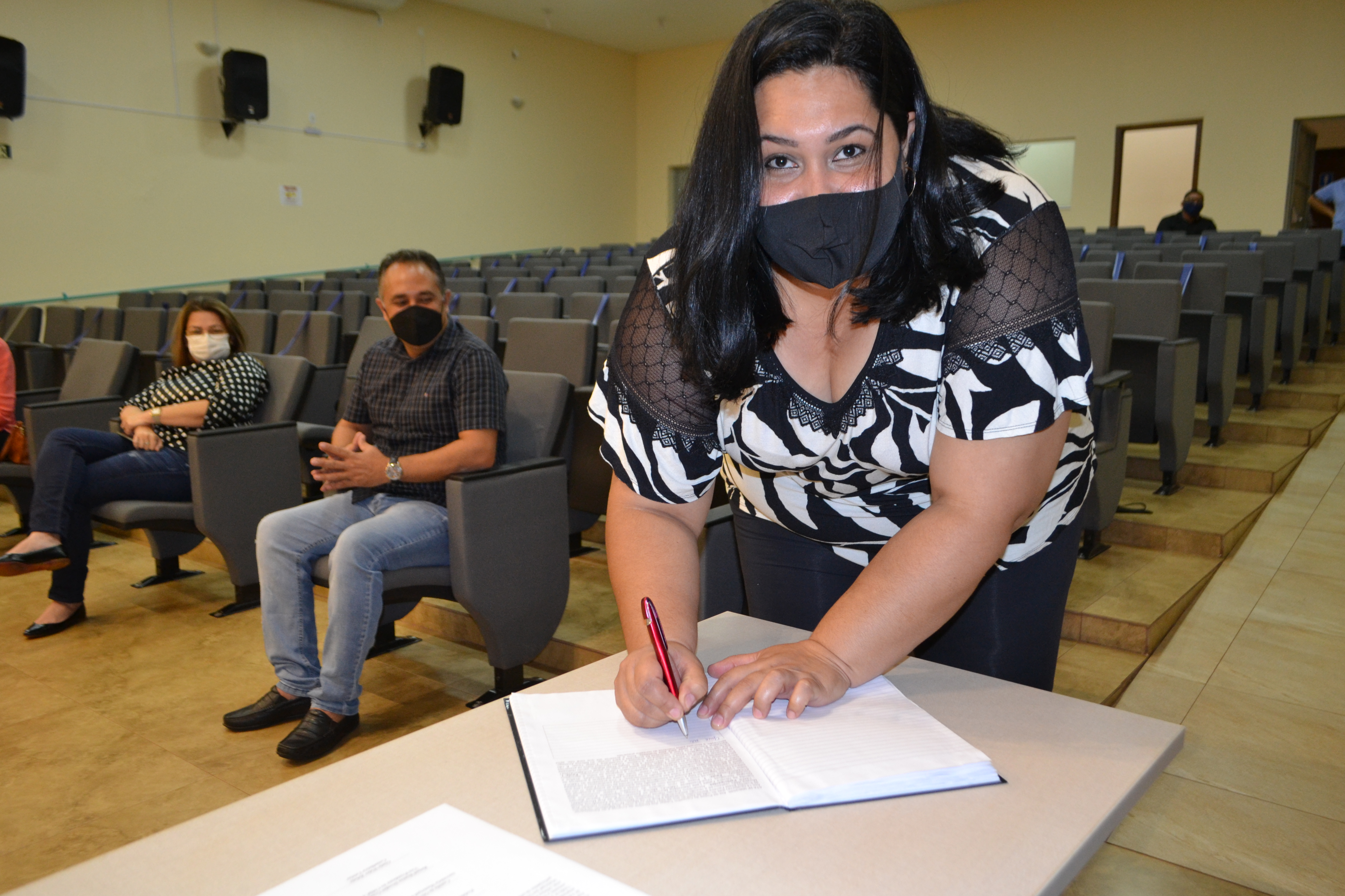 A nova conselheira tutelar Gisele Wider Rebelo durante ato de posse.